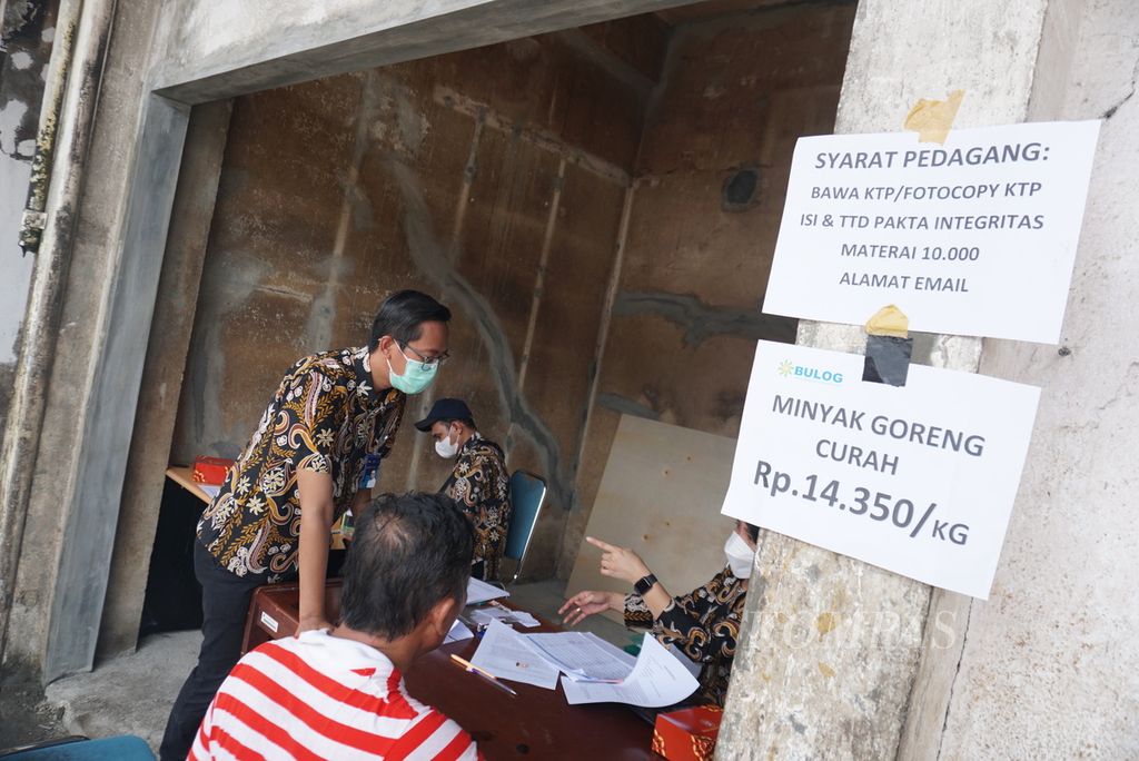 Perum Bulog membuka loket pendaftaran bagi para pedagang eceran yang ingin membeli minyak goreng curah di Pasar Bersehati, Kelurahan Calaca, Manado, Sulawesi Utara, Kamis (28/4/2022). Para pedagang diwajibkan menandatangani pakta integritas sebagai bentuk komitmen tidak akan menjual harga minyak goreng di atas harga eceran tertinggi.