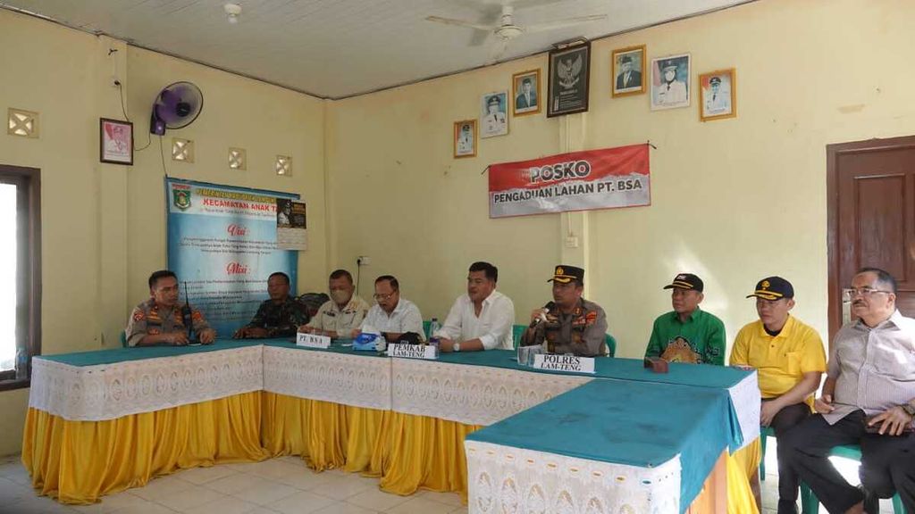 Kepala Polres Lampung Tengah Ajun Komisaris Besar  Andik Purnomo Sigit bersama Bupati Lampung Tengah Musa Ahmad dan pejabat daerah setempat memberikan keterangan terkait video seorang anggota polisi yang diduga menginjak kepala warga saat eksekusi lahan di Kabupaten Lampung Tengah, Lampung, Jumat (22/9/2023).
