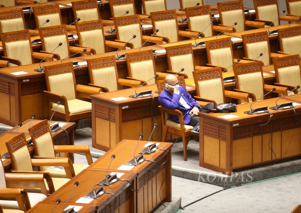 Anggota Dewan Perwakilan Rakyat mengikuti sidang paripurna di Kompleks Parlmen, Jakarta, Kamis (6/5/2021). Rapat paripurna ini merupakan pembukaan masa persidangan V Tahun Sidang 2020-2021. Kompas/Hendra A Setyawan (HAS) 6-5-2021