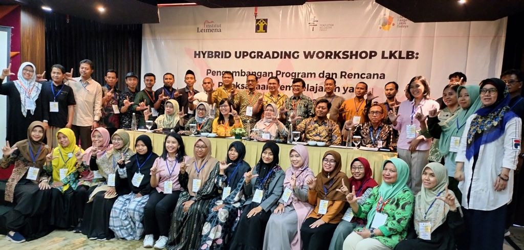 Sebanyak 35 guru dari sekolah dan madrasah berbagai jenjang dan mata pelajaran di Jawa Timur mengikuti <i>workshop</i> penguatan Literasi Keagaman Lintas Budaya (LKLB) yang dilaksanakan Institut Leimena di Surabaya, yang dimulai Jumat (3/5/2024) hingga Minggu. Para guru berbeda agama diajak untuk berinteraksi dan berkunjung ke rumah ibadah yang berbeda dan berdialog dengan tokoh agama guna memperkuat kompetensi memahami dan menerima keberagaman sehingga mampu berkolaborasi.