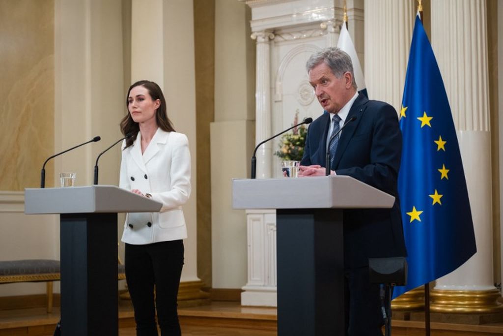 Perdana Menteri Finlandia Sanna Marin (kiri) dan Presiden Finlandia Sauli Niisto mengumumkan niat negara tersebut untuk bergabung dengan Pakta Pertahanan Atlantik Utara (NATO) di Helsinki, Senin (15/5/2022). 