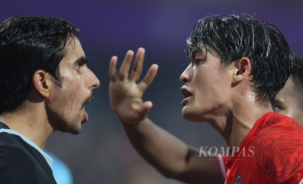 Indonesia U-24 defender, Alfeandra Dewangga Santosa, protested against the linesman's decision to cancel a goal during their match against Uzbekistan U-24 in the round of 16 of the 2022 Asian Games football tournament at the Shancheng Sports Centre Stadium in Hangzhou, China, on Thursday (28/9/2023). Indonesia, represented by the U-24 team, lost 0-2 to Uzbekistan.