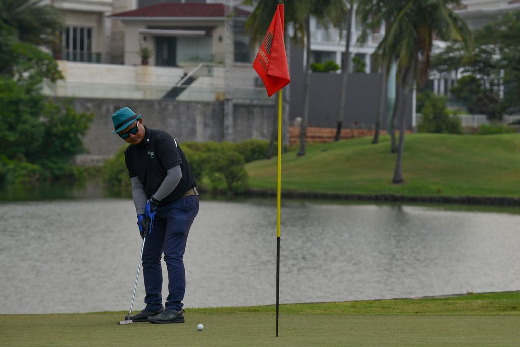 Salah satu peserta memukul bola di hole sembilan di Damai Indah Golf PIK Course, Jakarta Utara, Kamis (26/1/2023). Harian Kompas menggelar turnamen CEO Golf Hub sebagai rangkaian penutup Kompas100 CEO Forum ke-13 powered by East Ventures. Acara ini diikuti 22 pegolf profesional dan 98 pegolf amatir.