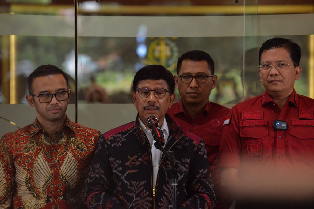 Menteri Komunikasi dan Informatika Johnny G Plate (tengah) memberikan keterangan kepada wartawan seusai diperiksa di Gedung Bundar, Kejaksaan Agung, Jakarta, Rabu (15/3/2023). Menteri Komunikasi dan Informatika Johnny G Plate kembali diperiksa Kejaksaan Agung. Kali ini Johnny G Plate diperiksa mengenai aliran dana. 