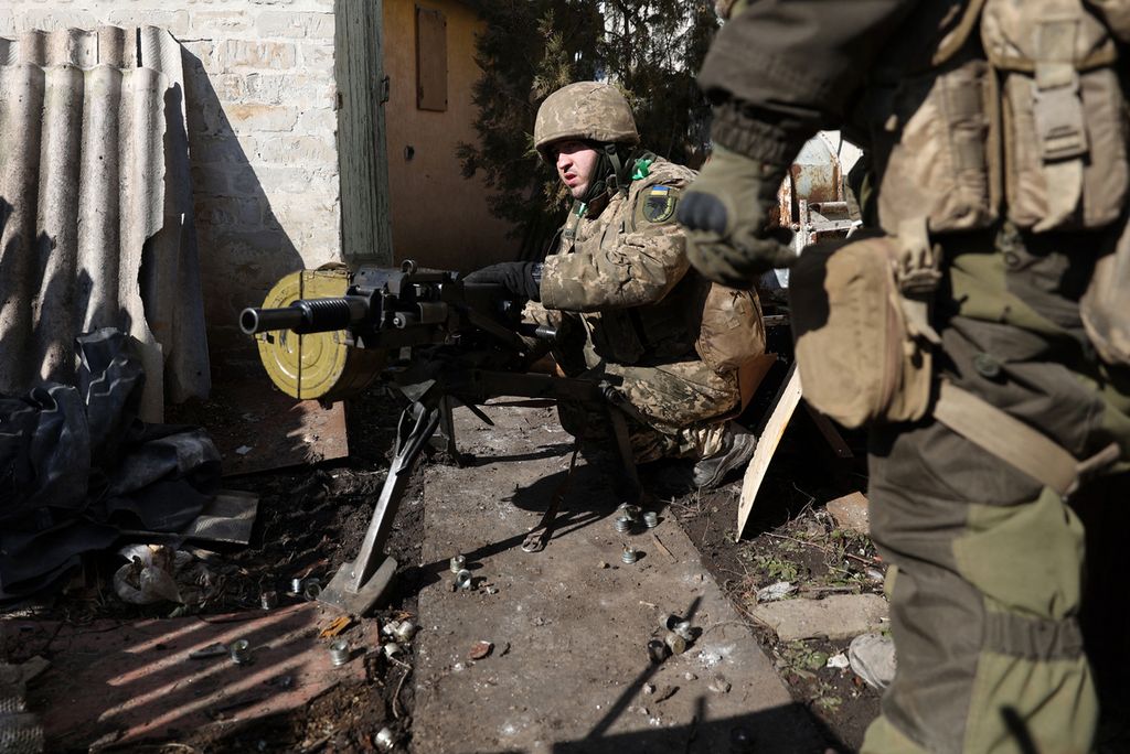 Seorang tentara Ukraina mempersiapkan senjata untuk menghadapi pertempuran melawan militer Rusia di Bakhmut, wilayah Donetsk, Ukraina (3/3/2023).