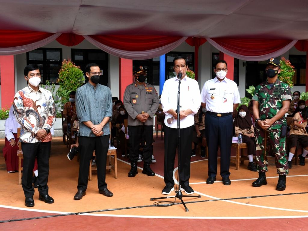 https://assetd.kompas.id/318mdyHIXZcDThzoot0owJK8O-4=/1024x768/https%3A%2F%2Fkompas.id%2Fwp-content%2Fuploads%2F2021%2F12%2FPresiden-Joko-Widodo-Saat-Meninjau-Vaksinasi-Anak-15-Desember-2021_1639556936.jpeg