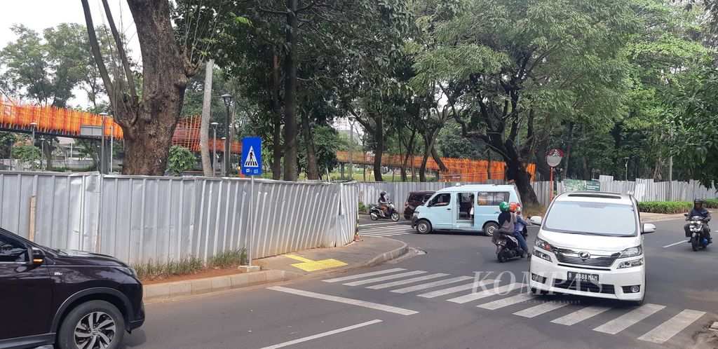 Suasana Jalan Tebet Barat IX yang dihubungkan dengan Jembatan Infinity Tebet Eco Park, Jakarta Selatan, Rabu (15/6/2022). Hari ini Tebet Eco Park ditutup sementara untuk pemeliharaan taman dan perbaikan fasilitas.