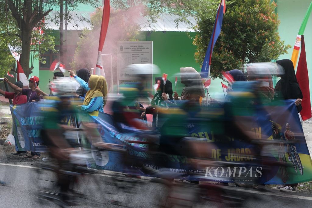 Peserta balap sepeda Cycling de Jabar 2022 memacu sepedanya untuk menyelesaikan etape kedua sejauh 169 kilometer dari Rancabuaya, Garut, hingga Alun-alun Paamprokan, Pangandaran, Minggu (28/8/2022). Cycling de Jabar digelar salah satunya untuk mempromosikan potensi baik pariwisata, ekonomi, kesenian, maupun kebudayaan di wilayah pesisir Jawa Barat selatan.
