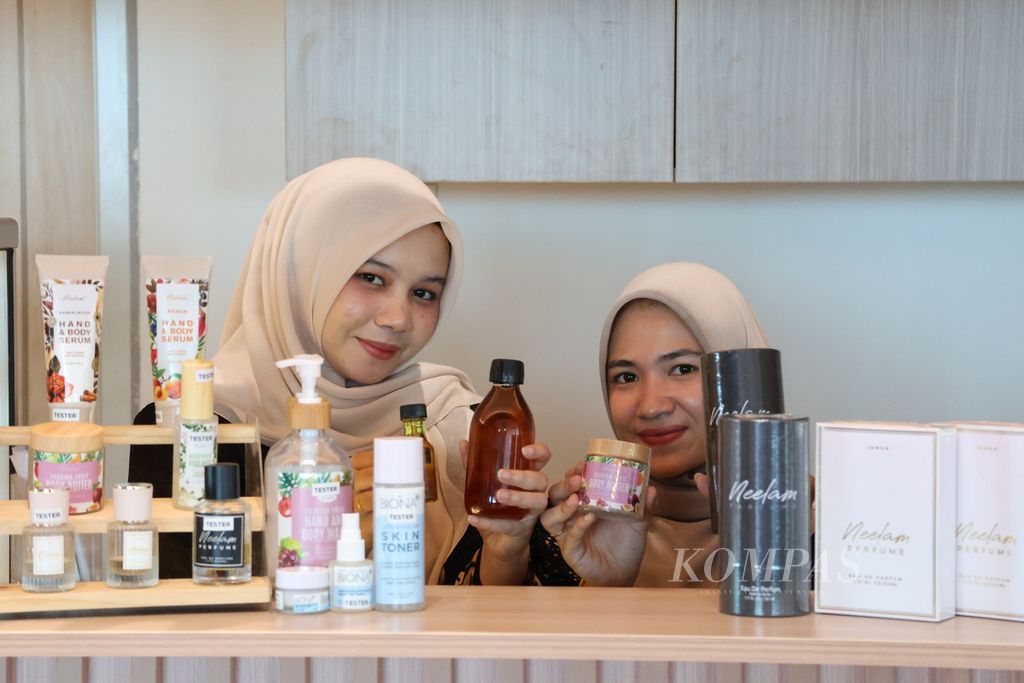 Anggota tim pemasaran Koperasi Produsen Inovasi Nilam Aceh (Inovac) menunjukkan produk parfum, sabun, dan produk perawatan kulit. 