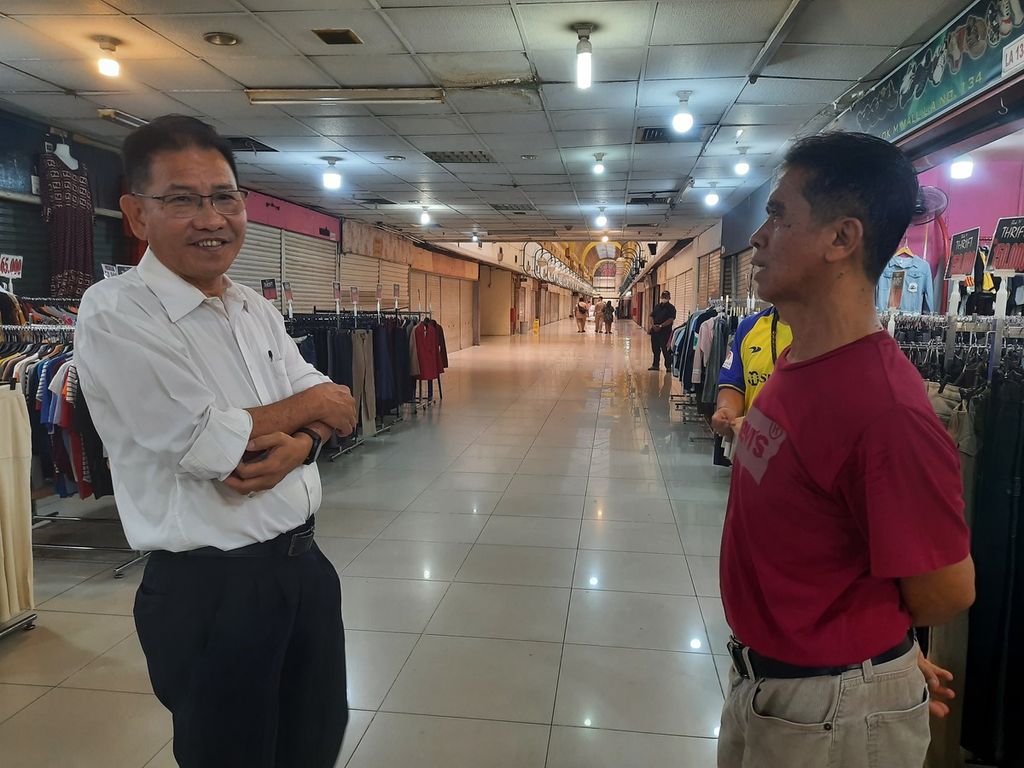 Pengelola Mal Blok M, Yuandra Y Hoga, bersama pedagang pakaian impor, Karim berbincang mengenai regulasi larangan impor baju bekas impor di Jakarta, Senin (20/3/2023). Karim mengatakan, pakaian-pakaian bekas yang dijual membantu masyarakat kecil mendapatkan sandang dengan harga terjangkau.