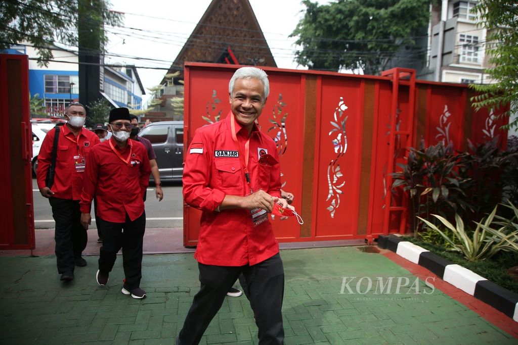 Gubernur Jawa Tengah Ganjar Pranowo menyeberang jalan saat menuju tempat rapat koordinasi (rakor) kepala dan wakil kepala daerah dari PDI Perjuangan di Sekolah Partai PDIP, Lenteng Agung, Jakarta, Kamis (16/6/2022).  
