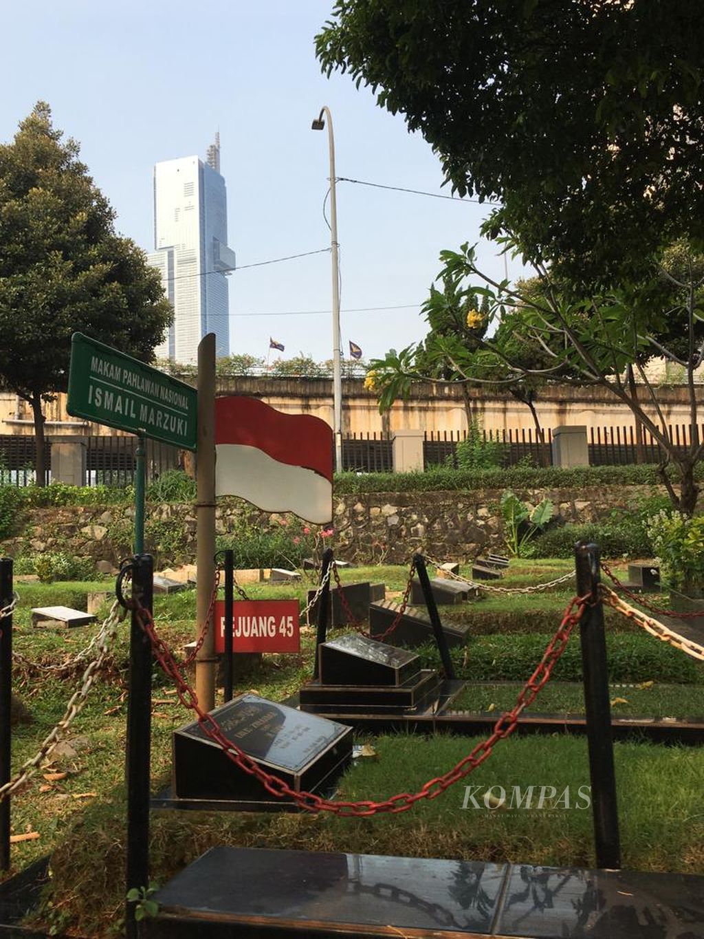 Makam pahlawan nasional Ismail Marzuki. Semasa hidupnya, Ismail Marzuku berjuang melalui musik. Lagu-lagu gubahannya terkenal berani dan mampu membakar semangat para pejuang kemerdekaan melawan penjajah. 