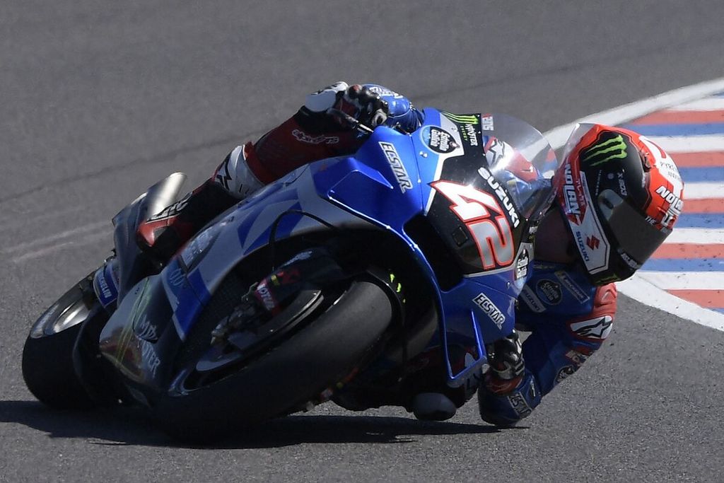 Pebalap tim Suzuki Alex Rins memacu motornya pada MotoGP seri Argentina di Sirkuit Termas de Rio Hondo, Argentina, Senin (4/4/2022). Rins menempati podium ketiga pada akhir lomba.