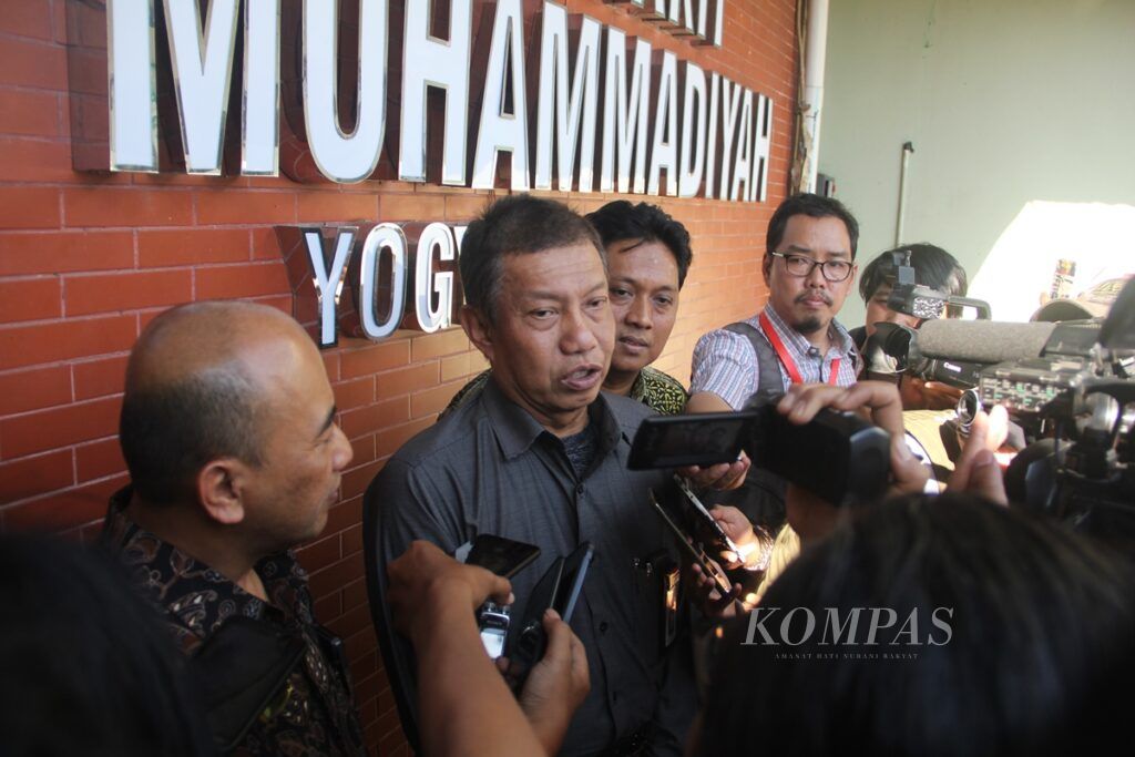 Wali Kota Haryadi Suyuti memberi keterangan pada media, Kamis (7/11/2019), di Rumah Sakit PKU Muhammadiyah Yogyakarta, Haryadi memberi keterangan tentang kedatangan Wakil Presiden Ma\'ruf Amin ke RS PKU Muhammadiyah Yogyakarta untuk menjenguk Wakil Ketua Umum Majelis Ulama Indonesia (MUI) Yunahar Ilyas yang tengah dirawat di sana.