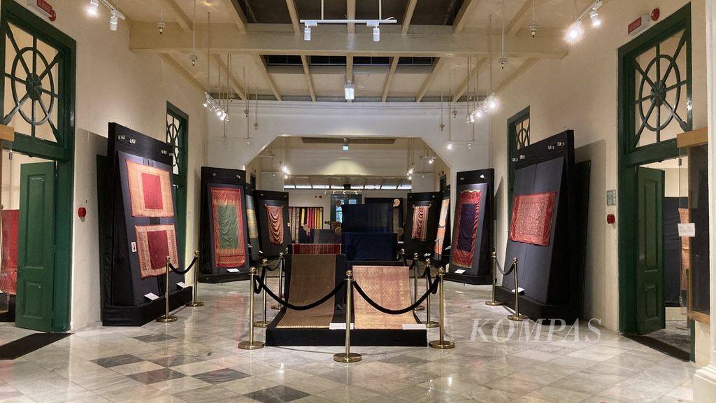 Suasana pameran ”Nuansa Kemilau Wastra Tenun Indonesia: Sumatera, Sulawesi, dan Timor” pada Sabtu (30/7/2022). Pameran berlangsung di Museum Tekstil, Jakarta, pada 20 Juli 2022 hingga 31 Juli 2022. Ada 138 kain tenun dari Sulawesi, Sumatera, dan Timor yang diproduksi di abad ke-19 dan awal abad ke-20. Beberapa di antaranya adalah wastra langka yang tidak lagi diproduksi.