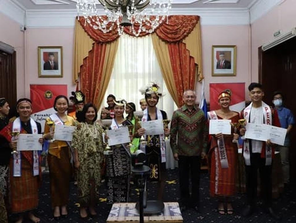 Para pemenang rangkaian peringatan Hari Ulang Tahun Ke-77 Republik Indonesia di Rusia, Moskwa, Minggu (17/7/2022). Mereka memperoleh piala tetap dan piala bergilir serta Beasiswa Pendidikan Duta Besar RI Moskwa. Pemenang dan finalis terpilih akan menjalankan tanggung jawab selama setahun dengan berbagai penugasan, termasuk mendukung berbagai kegiatan diplomasi dan pengembangan kerja sama ekonomi, pariwisata, budaya, dan pendidikan yang diselenggarakan KBRI Moskwa.