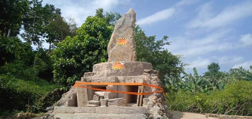 Tugu makam sesepuh masyarakat Adat Karuhun Urang (Akur) Sunda Wiwitan di Desa Cisantana, Kecamatan Cigugur, Kabupaten Kuningan, Jawa Barat, disegel oleh Satpol PP Kabupaten Kuningan, Senin (20/7/2020). Penyegelan diduga karena bangunan itu belum memiliki surat izin mendirikan bangunan. Masyarakat Akur Sunda Wiwitan sudah mengurus izin tersebut, tetapi ditolak karena sejumlah alasan, seperti belum ada regulasi terkait IMB makam.