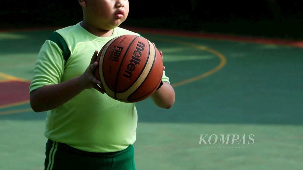 Siswa sebuah sekolah dasar di Tangerang Selatan, Banten, mengikuti mata pelajaran pendidikan jasmani olahraga dan kesehatan di lapangan sekolah, Kamis (24/1/2019). Olahraga merupakan salah satu kegiatan luar ruang di sekolah yang bisa mengontrol obesitas pada anak.