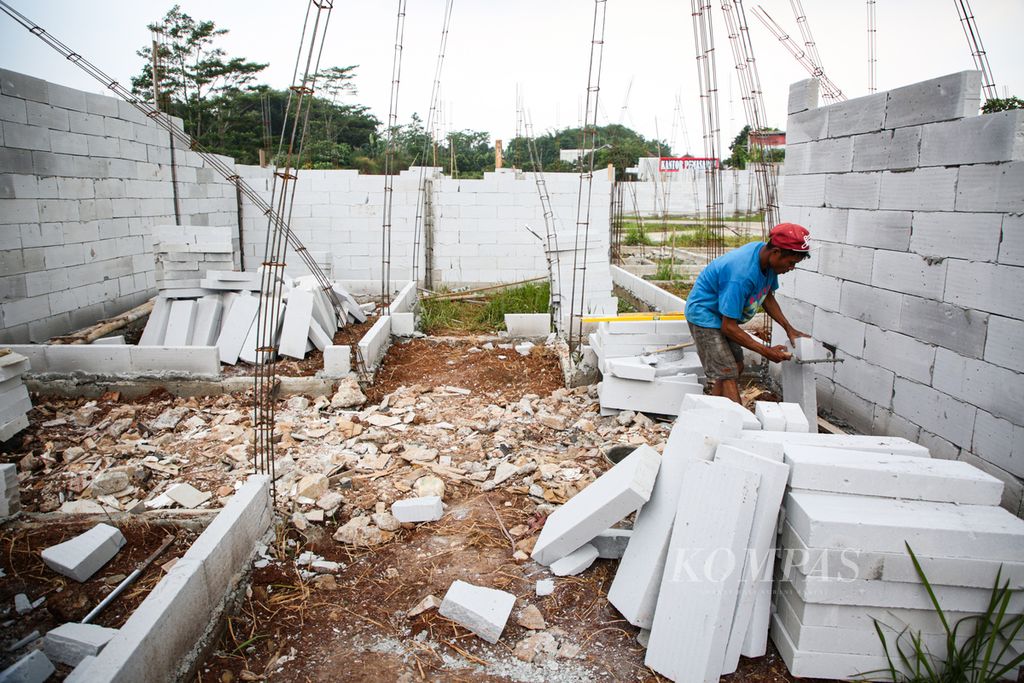 Aktivitas pekerja di proyek pembangunan rumah tapak di kawasan Sukamulya, Rumpin, Kabupaten Bogor, Jawa Barat, Kamis (23/3/2023). Proyek properti berupa rumah tapak tumbuh subur di daerah Rumpin karena ketersediaan lahan yang masih cukup luas dan mendekati akses transportasi massal serta jalan tol. 