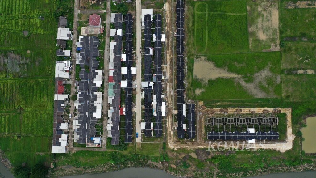 Foto aerial perumahan warga di antara areal persawahan di Tambun Utara, Kabupaten Bekasi, Jawa Barat, Kamis (13/2/2020). 