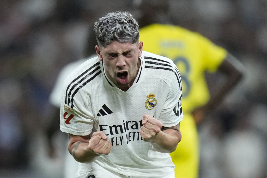 Gelandang Real Madrid, Federico Valverde, merayakan gol ke gawang Villarreal pada laga Liga Spanyol di Madrid, Minggu (6/10/2024). Real menang dengan skor 2-0.