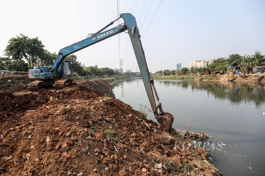 Ekskavator mengeruk lumpur dari Kanal Banjir Barat di kawasan Petamburan, Tanah Abang, Jakarta Pusat, Jumat (8/9/2023). Sebanyak dua ekskavator milik Dinas Sumber Daya Air DKI Jakarta mengeruk lumpur di kawasan Kanal Banjir Barat untuk memperluas kali. Lumpur itu nantinya digunakan untuk meninggikan bantaran kali agar mengantisipasi warga tidak mendirikan bangunan di bantaran kali. Pengerjaan ini dilakukan untuk mengantisipasi luapan air sungai saat musim hujan tiba.