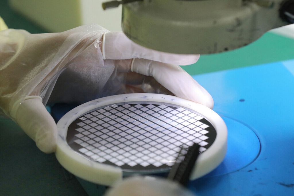 Arsip foto menunjukkan seorang pekerja membuat cip di pabrik Jiejie Semiconductor Company di Nantong, Provinsi Jiangsu, China, 17 Maret 2021. 
