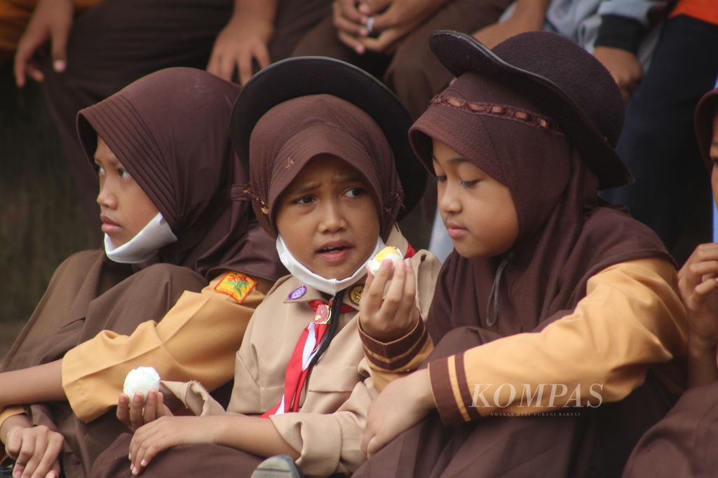 Siswa SD Negeri 19 Kecamatan Talang Kelapa, Kabupaten Banyuasin, menikmati telur rebus, Sabtu (29/10/2022). Bahan pangan ini menjadi asupan protein hewani yang terjangkau. Program gemar makan telur diharapkan dapat menjadi jurus jitu memangkas tengkes.