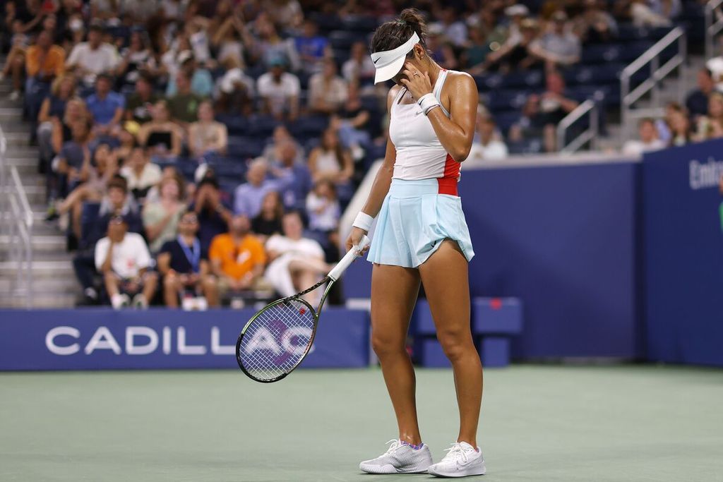 Reaksi petenis Inggris Emma Raducanu saat menghadapi petenis Perancis Alize Cornet, pada pertandingan babak pertama AS Terbuka di Stadion Louis Armstrong, Pusat Tenis Nasional Billie Jean King, Flushing Meadows, New York, Selasa (30/8/2022) waktu setempat atau Rabu pagi WIB. Cornet menang, 6-3, 6-3. 