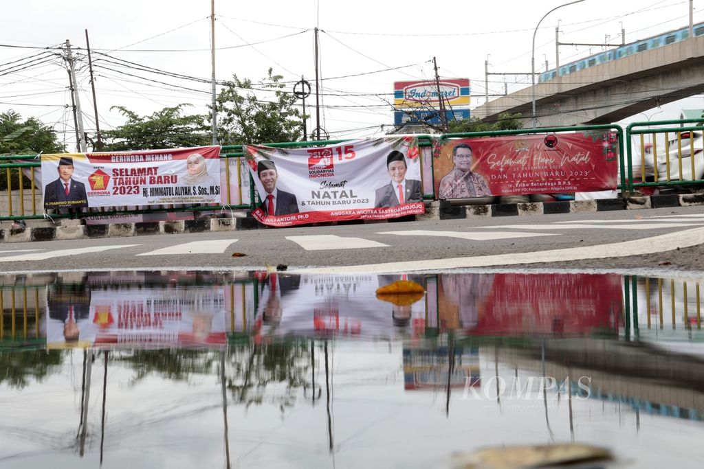 Momentum peringatan hari besar nasional, seperti Natal dan Tahun Baru, dimanfaatkan para politisi untuk sosialisasi kepada konsitutennya meski pemilu masih 1 tahun 9 bulan lagi. Selain sosialisasi foto diri, mereka juga mengenalkan nomor urut partai. Salah satunya dengan memasang sejumlah ucapan selamat Natal dan Tahun Baru di tempat-tempat strategis, seperti terlihat di perempatan Jalan Fatmawati, Cilandak, Jakarta Selatan, Selasa (27/12/2022). 