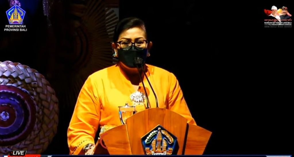 Dekranasda Bali bersama Pemprov Bali kembali menggelar pameran produk lokal dalam ajang IKM Bali Bangkit 2022 tahap I. Tampak dalam tangkapan layar dari tayangan Dekranasda Bali, Ni Putu Putri Suastini Koster memberikan sambutan dalam acara pembukaan pameran IKM Bali Bangkit 2022 tahap I di Gedung Ksirarnawa, Taman Budaya Provinsi Bali, Kota Denpasar, Kamis (20/1/2022).
