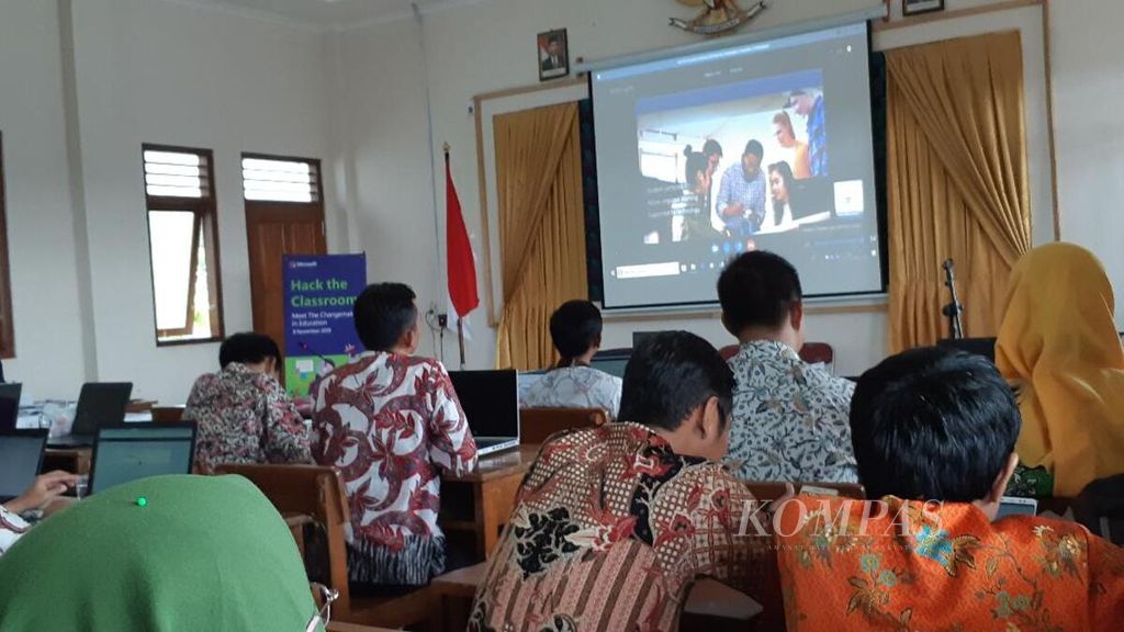 Puluhan guru mengikuti program Hack The Classroom (HTC) 2018 di SD Negeri Bandongan 3 di Kecamatan Bandongan, Kabupaten Magelang, Jawa Tengah, Kamis (8/11/2018). Melalui program yang diselenggarakan oleh PT Microsoft Indonesia ini, 700 guru dari 15 sekolah di Indonesia bisa berdiskusi mengenai cara-cara menyelesaikan kegiatan belajar mengajar bersama siswa di kelas.