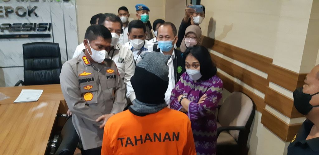 Menteri Pemberdayaan Perempuan dan Perlindungan Anak I Gusti Ayu Bintang Darmawati (kanan) didampingi Kapolres Metro Kota Depok Komisaris Besar Imran Edwin Siregar (kiri) menginterogasi A (49), pelaku kekerasan seksual terhadap anak kandungnya, DN (11), di Kantor Polres Metro Kota Depok, Jawa Barat, Selasa (1/3/2022).