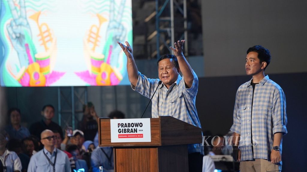 Capres-cawapres nomor urut 2, Prabowo Subianto-Gibran Rakabuming Raka, menemui pendukungnya di Istora Senayan, Jakarta, Rabu (14/2/2024). Hasil hitung cepat Litbang <i>Kompas</i> menunjukkan Prabowo-Gibran unggul satu putaran. 