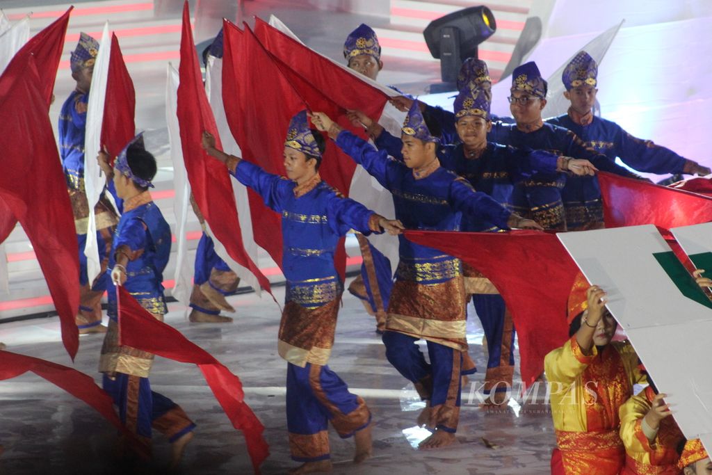 Upacara pembukaan Festival Olahraga Rekreasi Nasional (Fornas) VI 2021 yang digelar di Arena Dayung, Kompleks Olahraga Jakabaring, Palembang, Sumsel, Jumat (1/7/2022), berlangsung meriah. Acara ini diselenggarakan untuk meningkatkan kesadaran masyarakat untuk berolahraga.