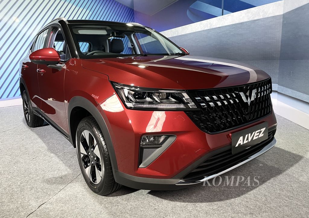Wuling Motors Indonesia meluncurkan model SUV kompak bernama Alvez dengan kapasitas lima penumpang. Selama pameran Indonesia International Motor Show 2023 pada 16-26 Februari lalu, sebanyak 163 unit telah terpesan. Mobil bermesin bakar 1,5 liter ini dijual di rentang harga Rp 209 juta hingga Rp 295 juta dalam tiga varian.
