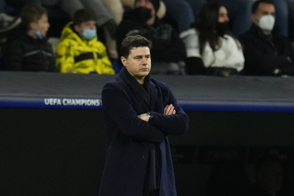 Gestur Pelatih Paris Saint Germain Mauricio Pochettino saat mendampingi timnya menghadapi tuan rumah Real Madrid pada laga pertemuan kedua babak 16 besar Liga Champions Eropa di Stadion Santiago Bernabeu, Madrid, Spanyol. Kamis (10/3/2022) dini hari WIB. PSG takluk, 1-3, pada laga itu dan tersingkir.