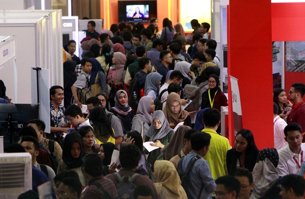 Pencari kerja mencari informasi saat digelarnya job career di Balairung Universitas Indonesia, Depok, Jawa Barat, Kamis (3/10/2019). 