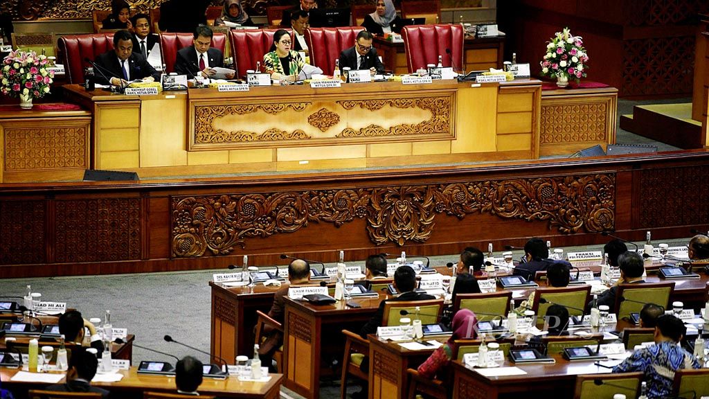 https://assetd.kompas.id/3ThA-BNAubIaUGfxkrN1GiWMdoU=/1024x576/filters:watermark(https://cdn-content.kompas.id/umum/kompas_main_logo.png,-16p,-13p,0)/https%3A%2F%2Fkompas.id%2Fwp-content%2Fuploads%2F2019%2F10%2FRapat-Paripurna-ke-3-DPR_84238978_1571764622.jpg