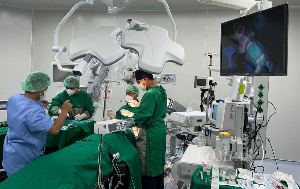 Dokter menunjukkan simulasi operasi jantung di ruang operasi Rumah Sakit Otak dan Jantung Pertamina Royal Biringkanaya, Makassar, Sulawesi Selatan, Rabu (30/3/2022). Rumah sakit khusus ini menjadi yang terbesar dan satu-satunya di kawasan timur Indonesia.