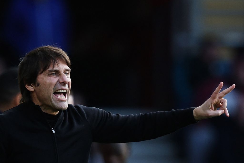 Manajer Tottenham Hotspur Antonio Conte memberi instruksi kepada pemainnya di tengah laga Liga Inggris antara Southampton dan Tottenham Hotspur di Stadion St Mary, Southampton, Sabtu (18/3/2023). Conte berang setelah Spurs ditahan imbang Southampton, 3-3.
