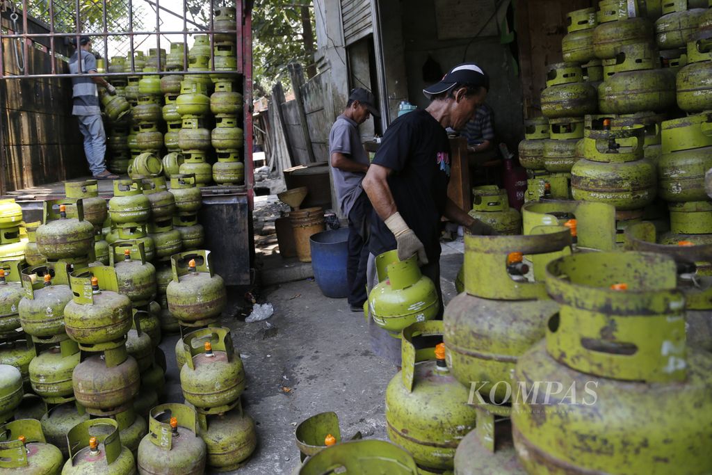 Pekerja memindahkan elpiji bersubsidi kemasan 3 kilogram (kg) di pangkalan elpiji di kawasan Tanah Abang, Jakarta , Senin (4/9/2023). Pemerintah mengusulkan kuota elpiji bersubsidi 3 kg sebanyak 8,03 juta ton dalam Rancangan Anggaran Pendapatan dan Belanja Negara 2024.