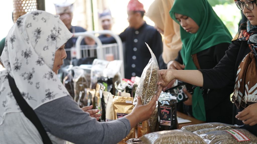 https://assetd.kompas.id/3W2wpOsX2MYqKj37pqXS8Dhp4es=/1024x576/https%3A%2F%2Fkompas.id%2Fwp-content%2Fuploads%2F2018%2F10%2F20181016GER_Processing-Kopi-2_1539688374-1.jpg