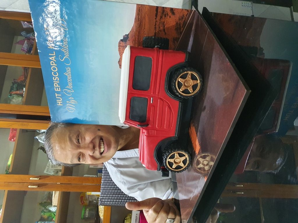 Uskup Surabaya Mgr Vincentius Sutikno Wisaksono semasa hidup dan saat merayakan tahbisan episkopal pada 2020.