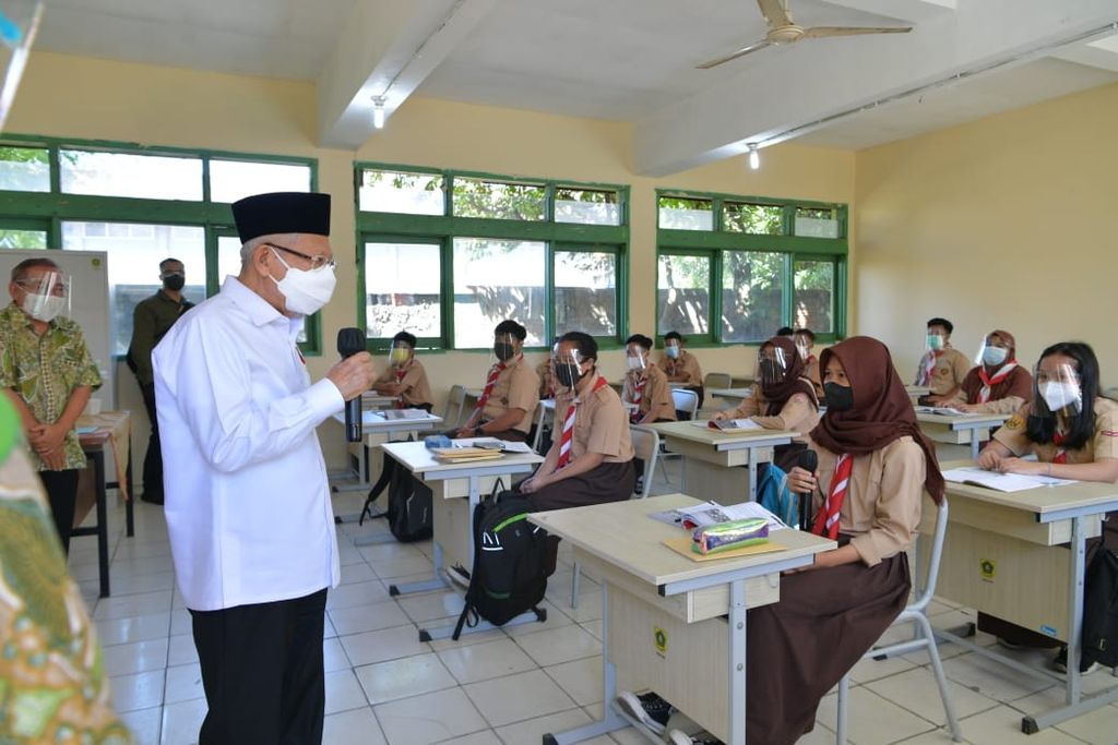 https://assetd.kompas.id/3Wi0ug5P0sH_F7pRuXHLAoNhCgI=/1024x683/https%3A%2F%2Fkompas.id%2Fwp-content%2Fuploads%2F2021%2F09%2FWakil-Presiden-Maruf-Amin-9-September-2021_1631167794.jpeg