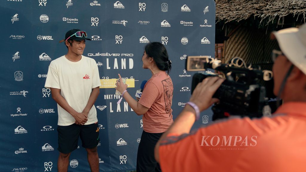 Peselancar Indonesia, Rio Waida, mengikuti sesi wawancara televisi di sela-sela penundaan seri ke-6 Championship Tour Liga Selancar Dunia (CT WSL) di Pantai Plengkung (G-Land), Banyuwangi, Jawa Timur, Senin (30/5/2022). Penundaan lomba karena kondisi alam menjadi salah satu tantangan peselancar. 