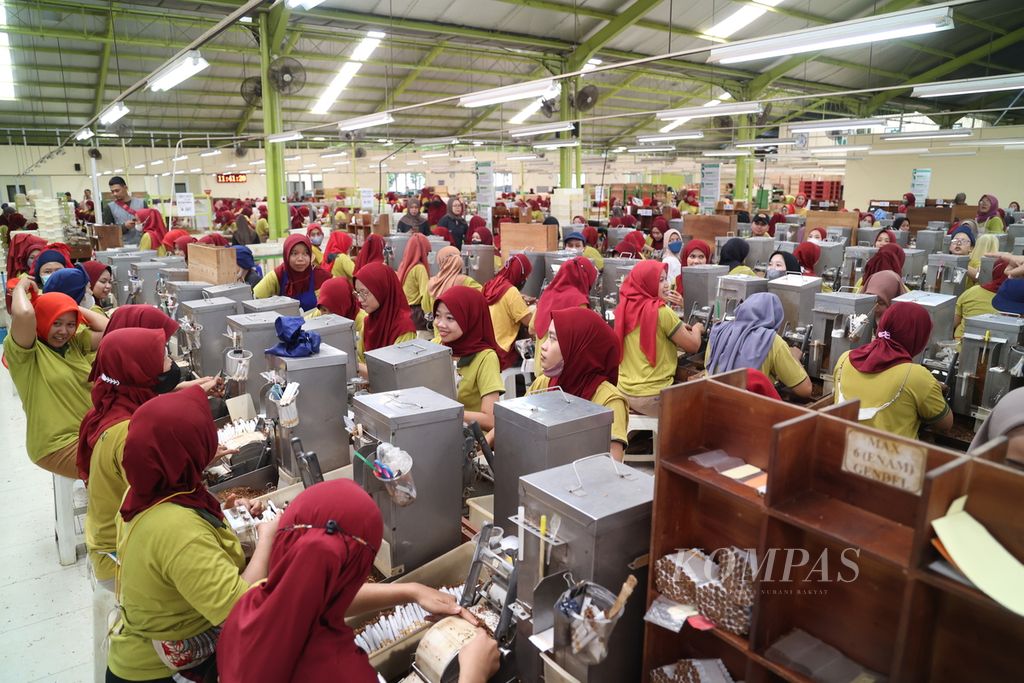 Buruh melinting sigaret kretek tangan di sebuah pabrik rokok di Bantul, Yogyakarta, Selasa (19/12/2023).  