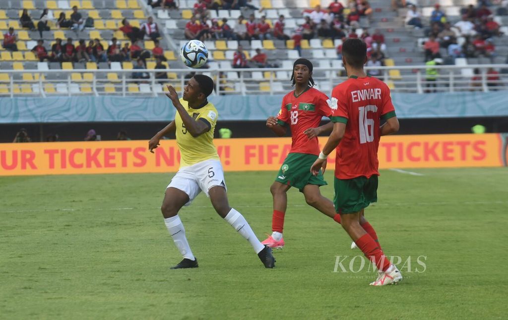Pemain Ekuador, Jairo Reyez (kiri), menyundul bola dengan kawalan ketat pemain Maroko dalam laga Grup A Piala Dunia U-17 2023 di Stadion Gelora Bung Tomo, Surabaya, Senin (13/11/2023).