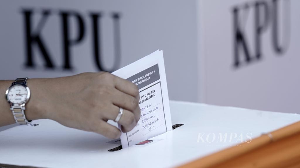 Warga memasukkan surat suara ke kotak suara di Tempat Pemungutan Suara 30 Kelurahan Cibodasari, Cibodas, Tangerang, Banten dalam Pemilu 2019, Rabu (17/4/2019).