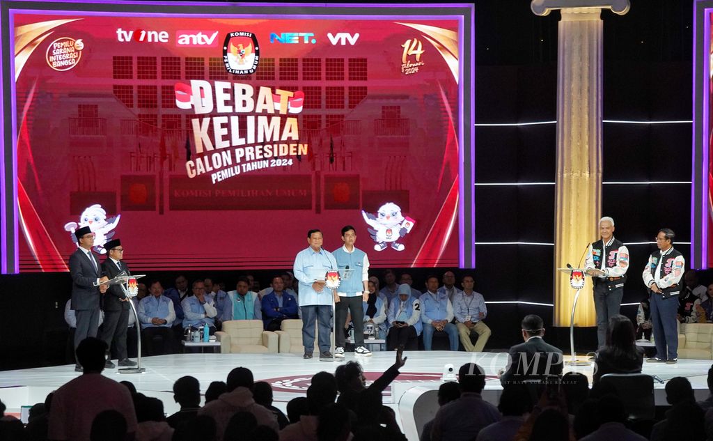 Tiga pasangan calon presiden dan calon wakil presiden saat naik ke panggung bersama-sama di sesi akhir Debat Putaran Ke-5 Calon Presiden Pemilu 2024 di Jakarta Convention Center, Jakarta, Minggu (4/2/2023).  